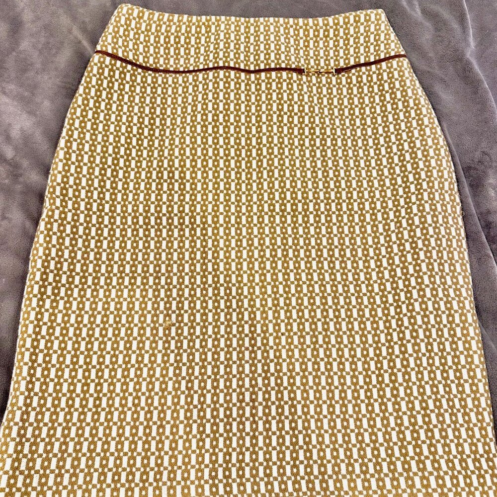 Banana Republic Skirt -- Be Stylish at the Office -- Single Wear -- Size 2